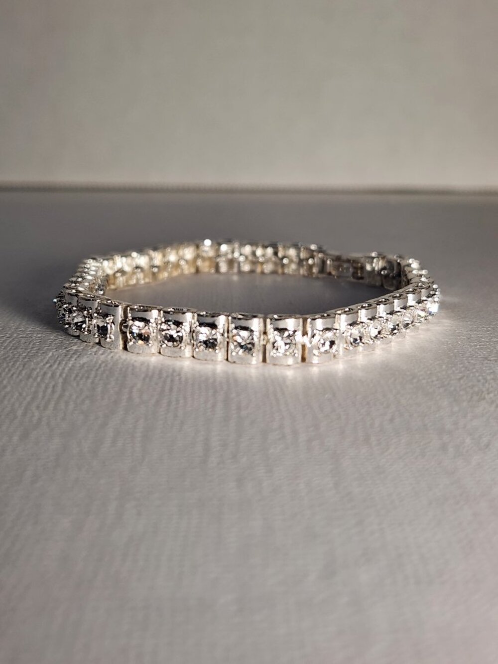 Icy! VTG Classic Diamond Line style Tennis Bracelet 7-8.2" Collectable